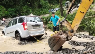 Nainital News: Car fell in rain drain