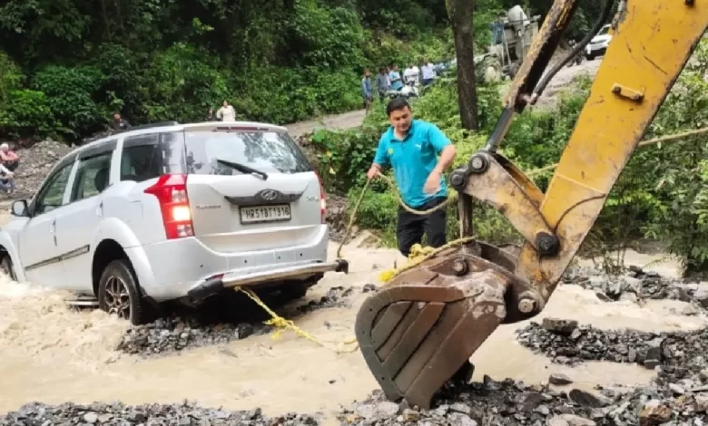 Nainital News: Car fell in rain drain